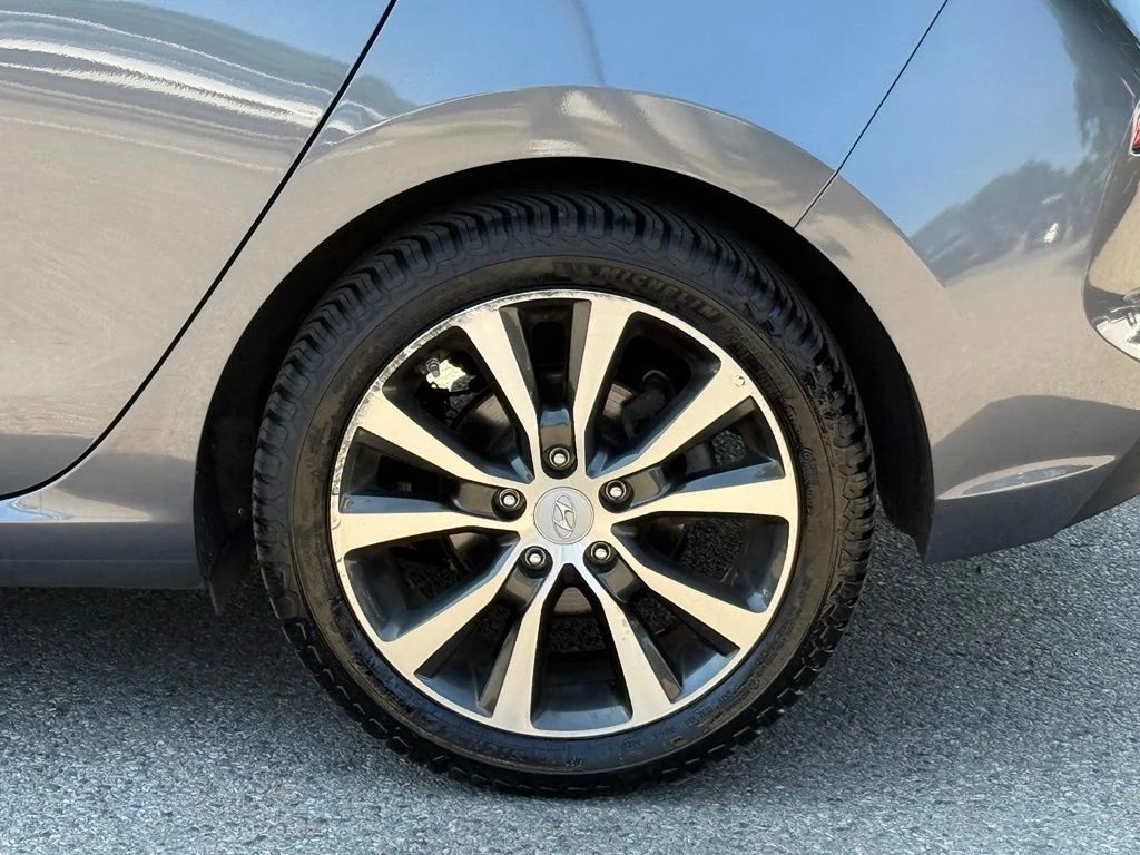Used 2018 White Hyundai Base image 9