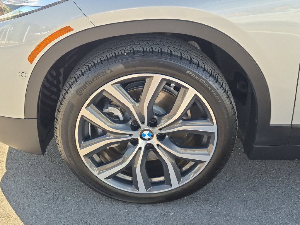 Used 2022 Silver BMW sDrive28i image 31