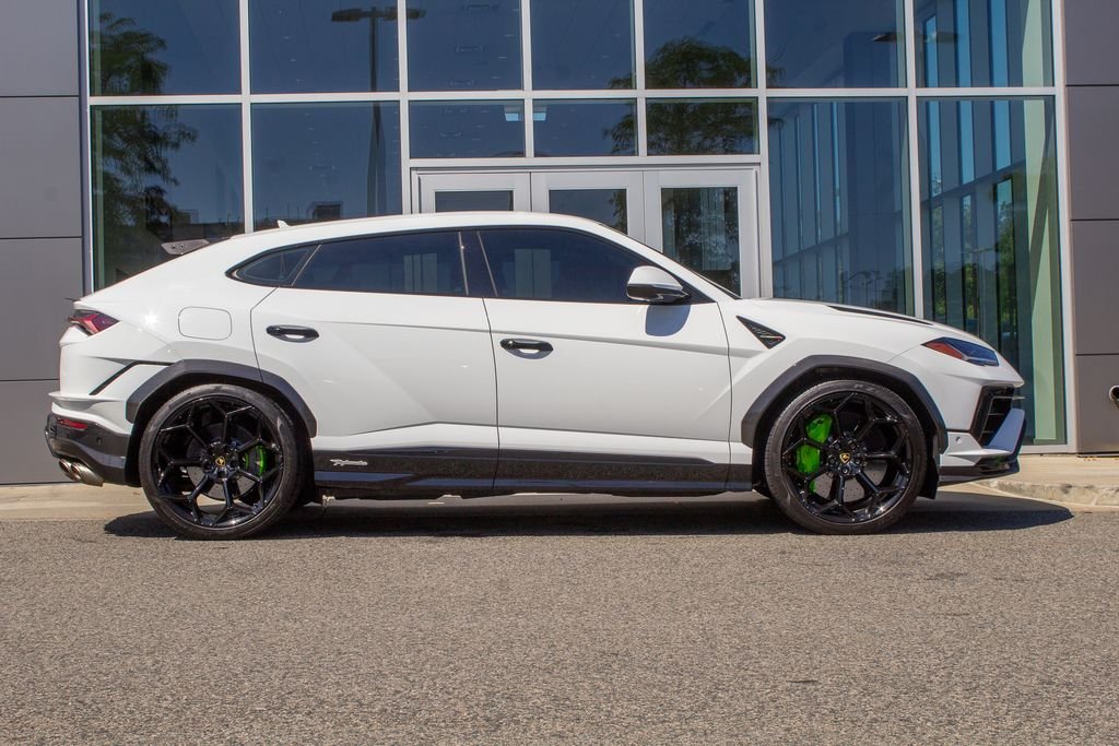 Used 2024 White Lamborghini Performante image 4