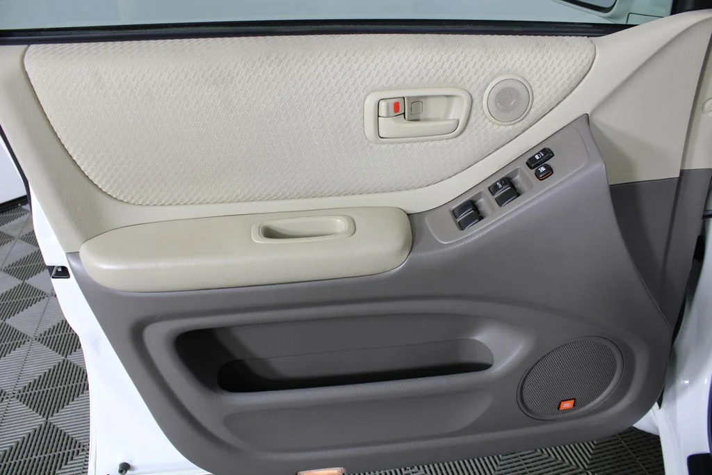 Used 2007 White Toyota V6 image 10