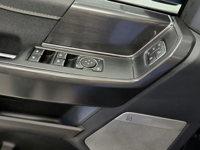 Used 2024  Ford Lariat image 27