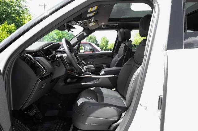 New 2026 Fuji White Land Rover SE image 4