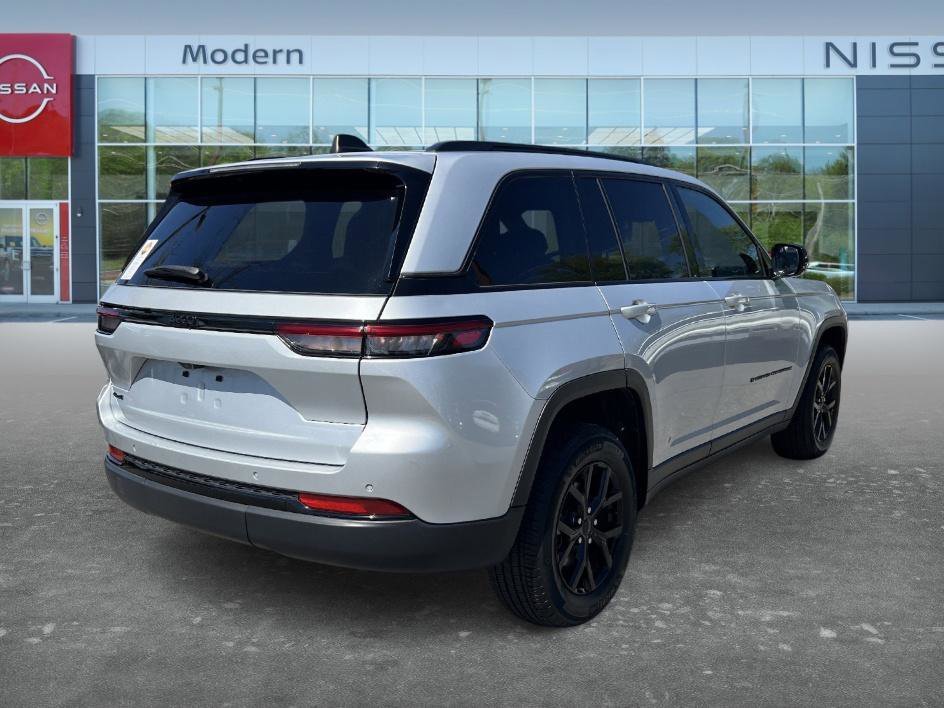 Used 2024 Silver Zynith Jeep Altitude image 5