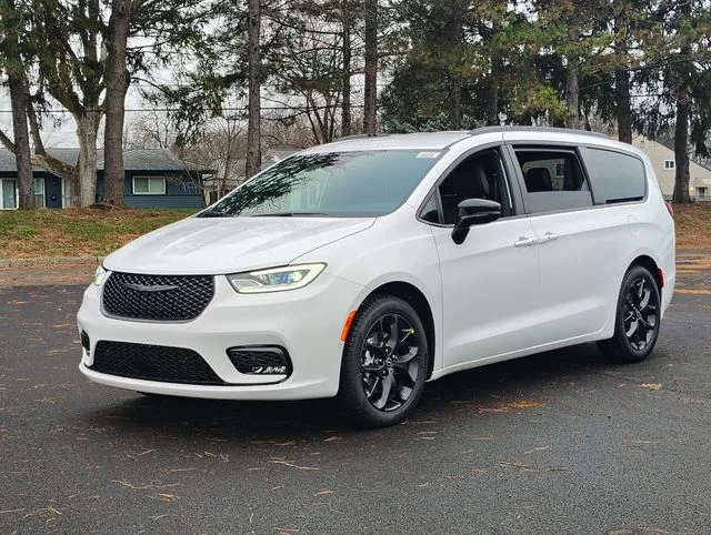 New 2026 Bright White Clear-Coat Exterior Paint Chrysler Select image 6