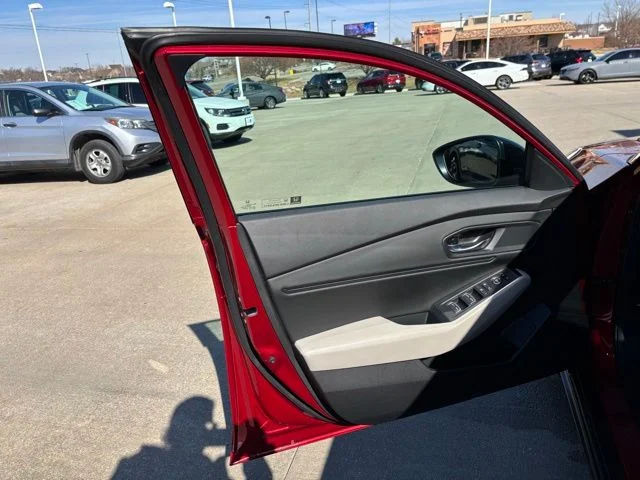 Used 2025 Red Honda SE image 10