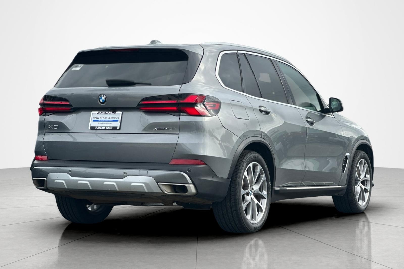Used 2024 Skyscraper Grey Metallic BMW xDrive40i image 5