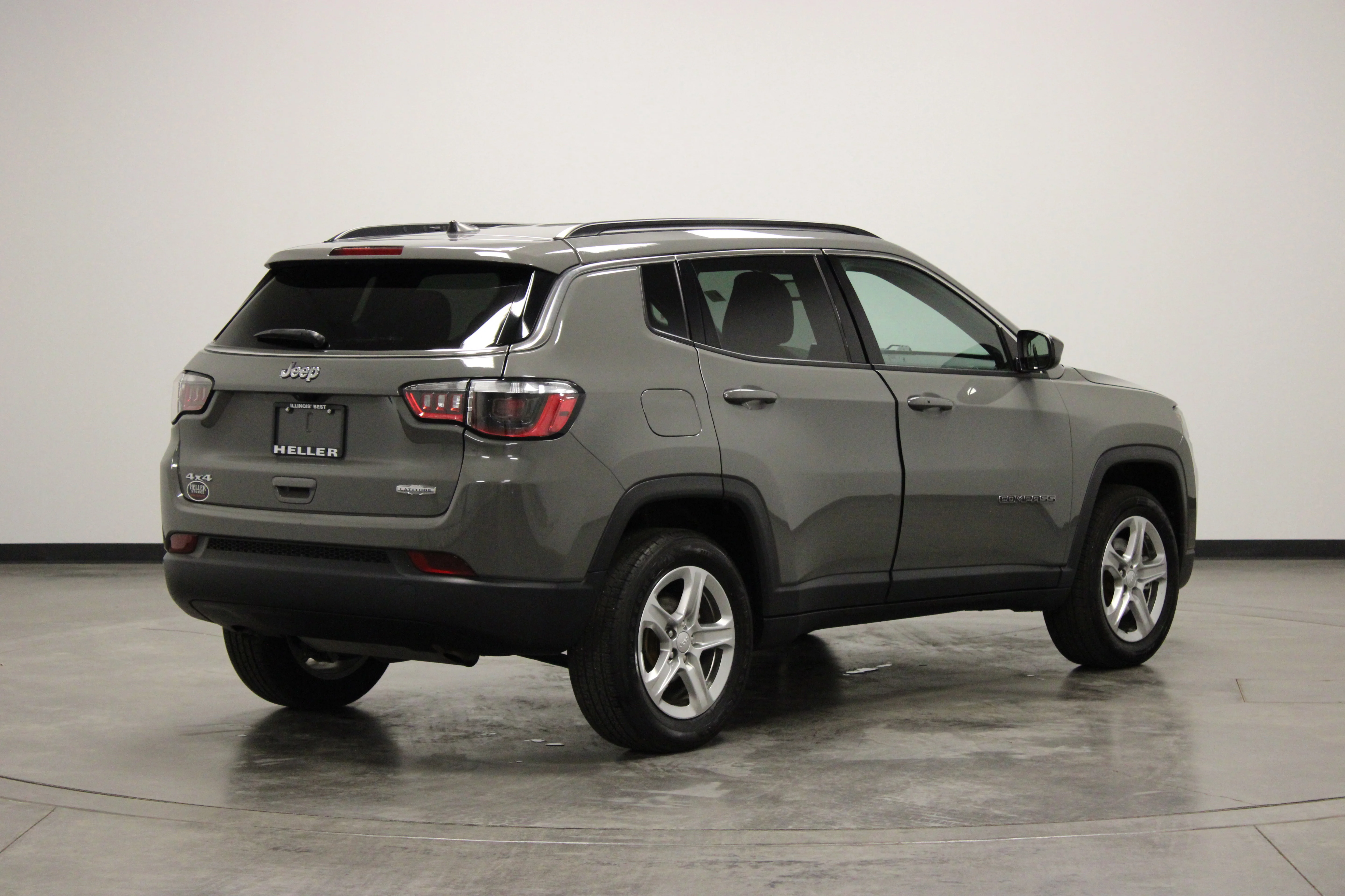 Used 2024 Sting-Gray Clearcoat Jeep Latitude image 8