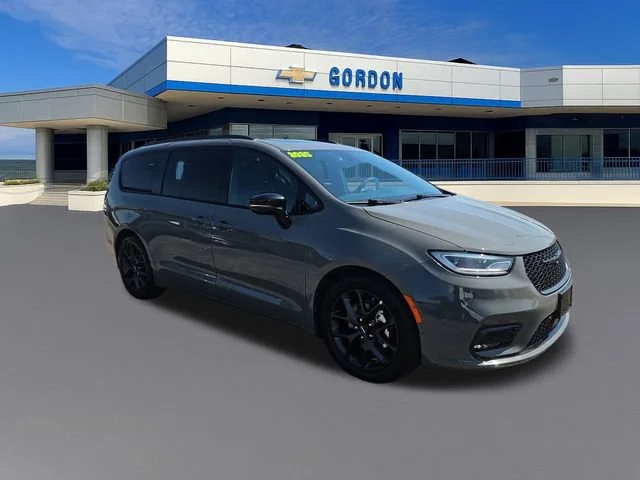 Used 2025 Gray Chrysler Limited image 8