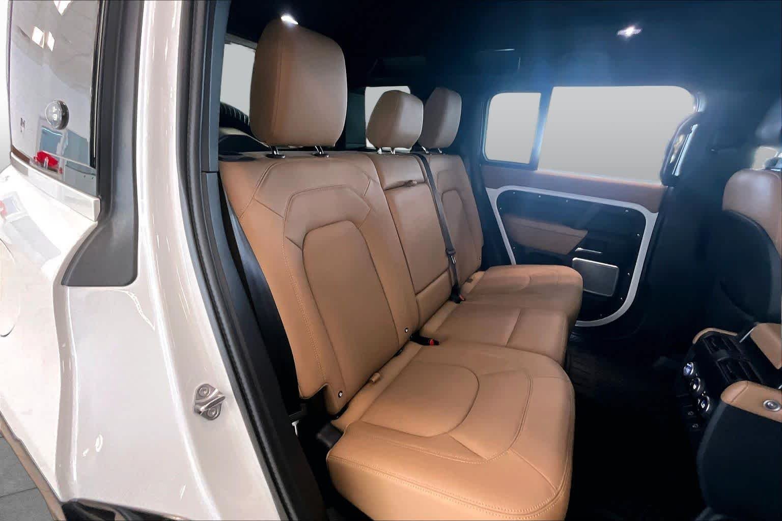 Used 2025 Fuji White Land Rover X-Dynamic SE image 19