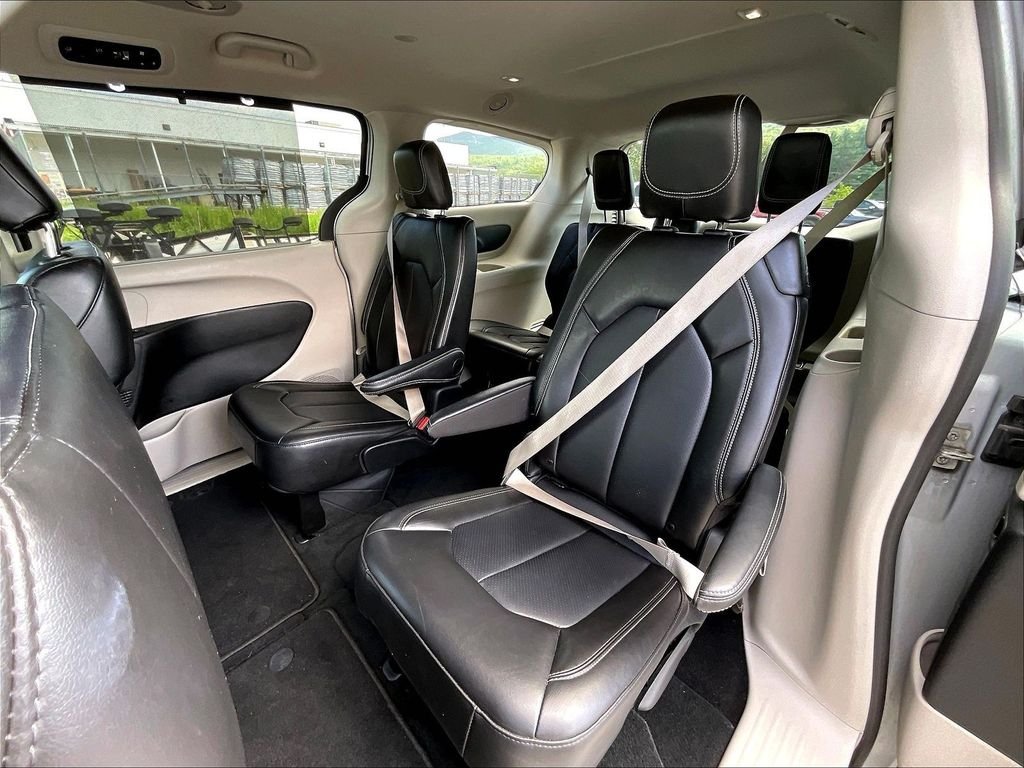 Used 2024 Silver Mist Clearcoat Chrysler Touring L image 15