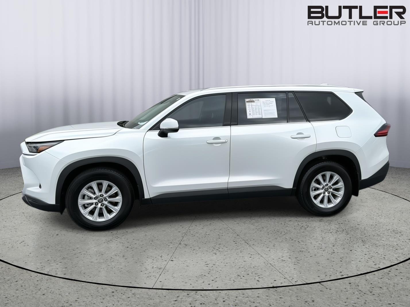 Used 2025 Wind Chill Pearl Toyota XLE image 3