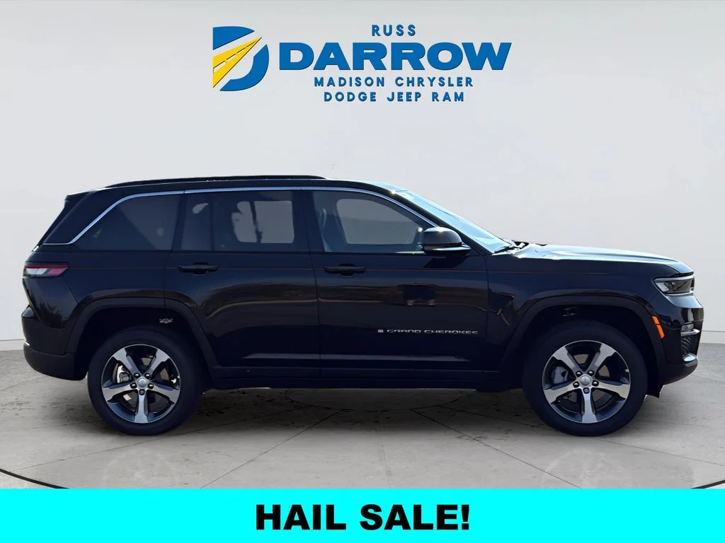 New 2025 Diamond Black Crystal Pearl-Coat Exterior Paint Jeep Limited image 6