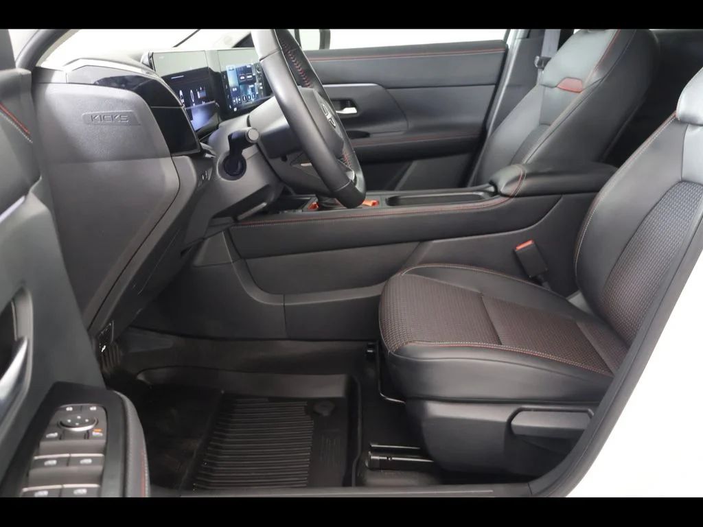 Used 2025 White Nissan SR image 12