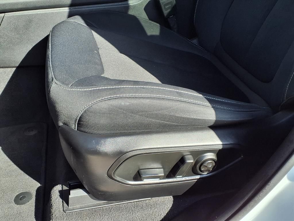 Used 2021 White Jeep Laredo image 17