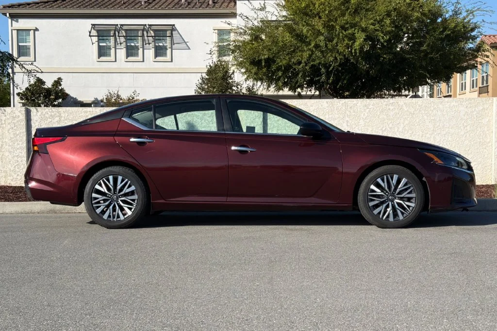 Used 2024 Garnet Pearl Metallic Nissan 2.5 SV image 3