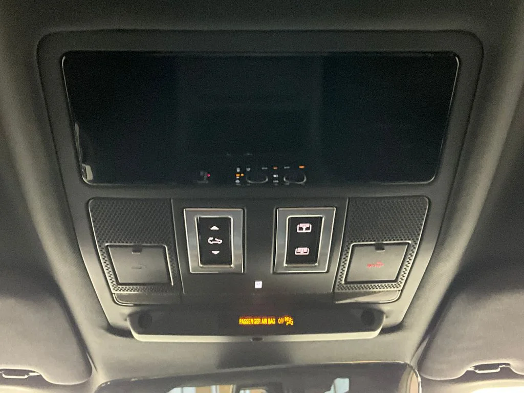 Used 2024 Gray Land Rover X-Dynamic SE image 13