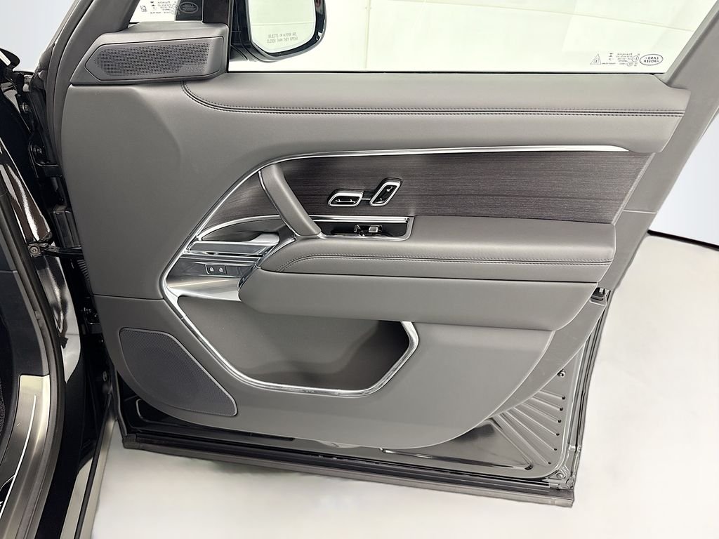 New 2026 Santorini Black Land Rover SE image 24