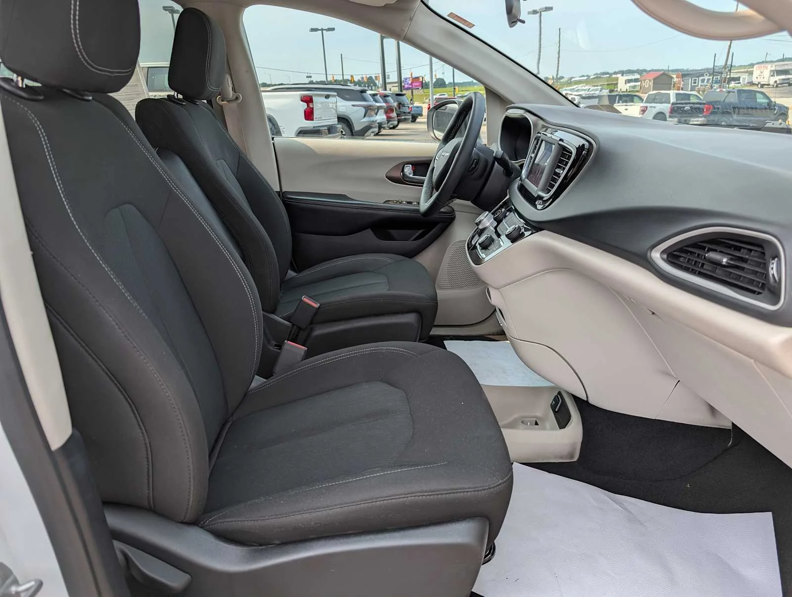 Used 2022 Bright White Clearcoat Chrysler LX image 39