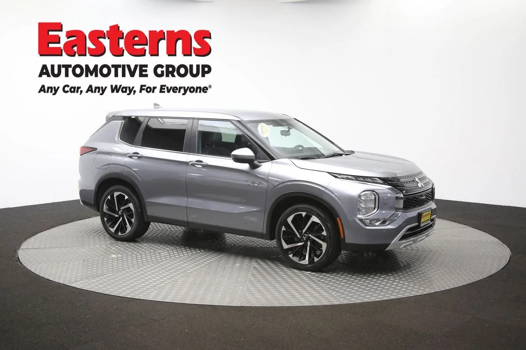 Used 2023 Silver Mitsubishi SE image 48