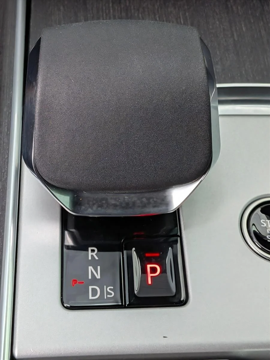 Used 2025 Hakuba Silver Metallic Land Rover SE image 12