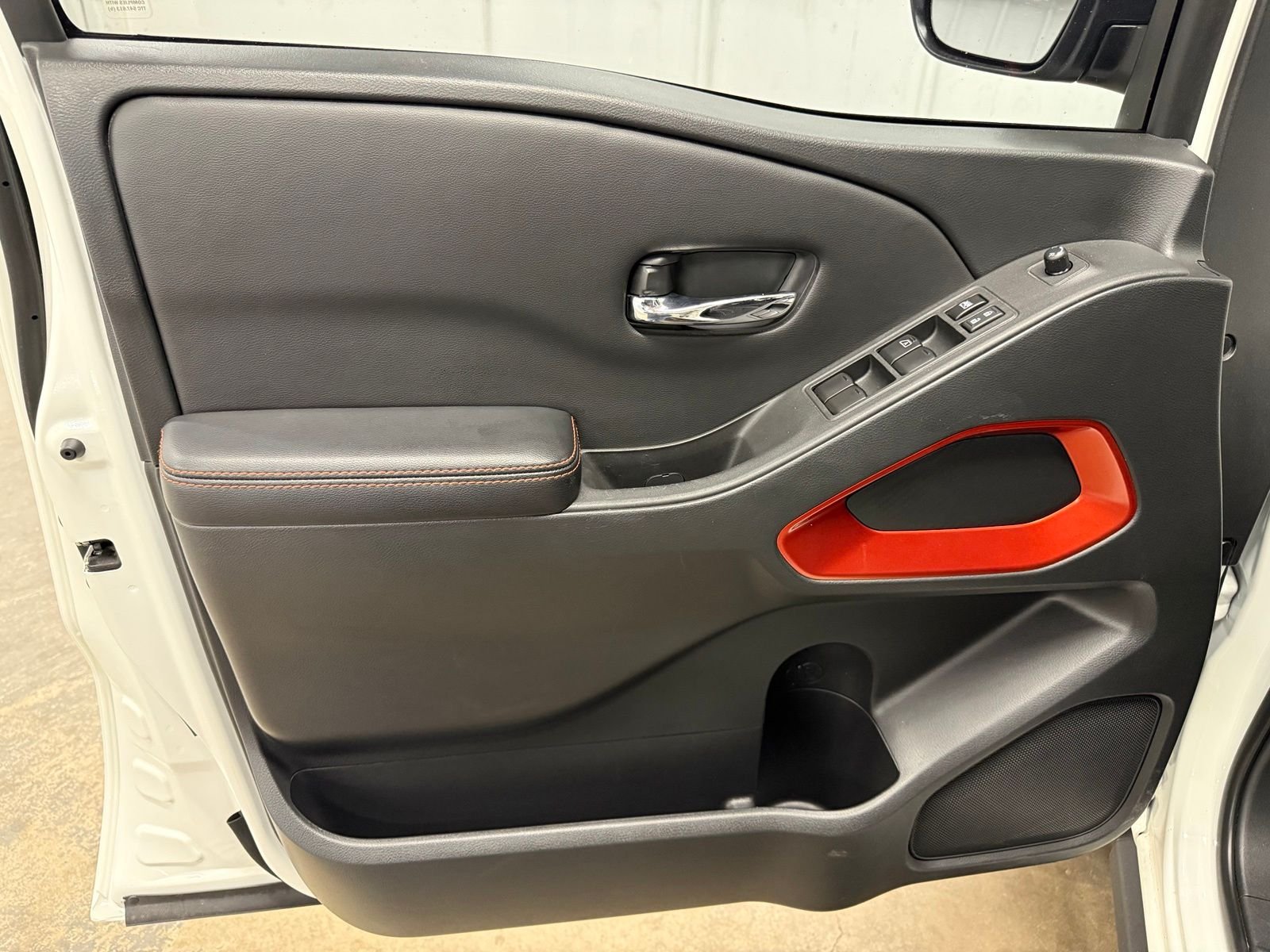 Used 2025 White Nissan PRO-4X image 18
