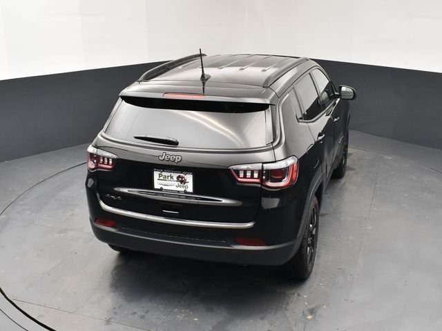 New 2026 Diamond Black Crystal Pearl-Coat Exterior Paint Jeep Latitude image 17