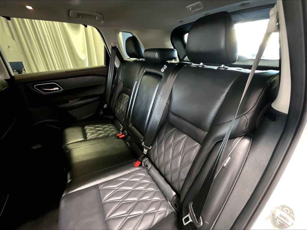 Used 2023 White Nissan Platinum image 15