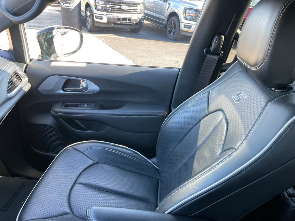 Used 2025 White Chrysler Limited image 21