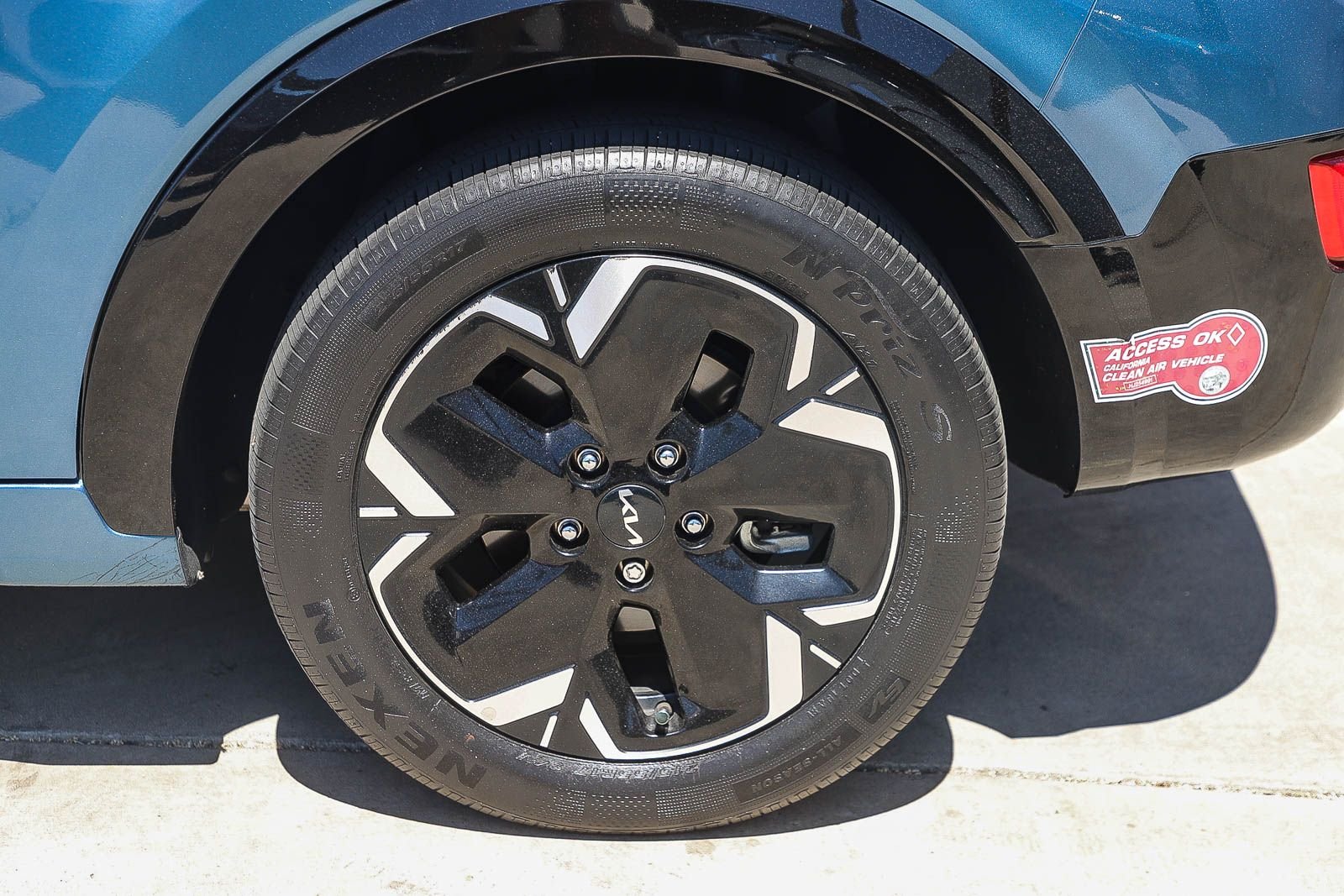 Used 2023 Blue Kia Wind image 11