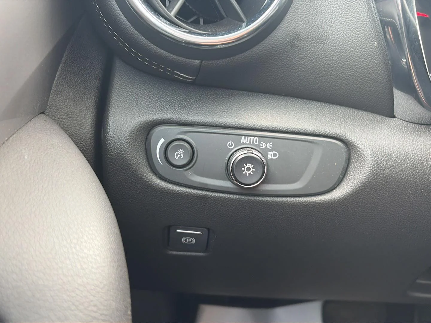 Used 2023 Summit White Chevrolet 2LT image 31