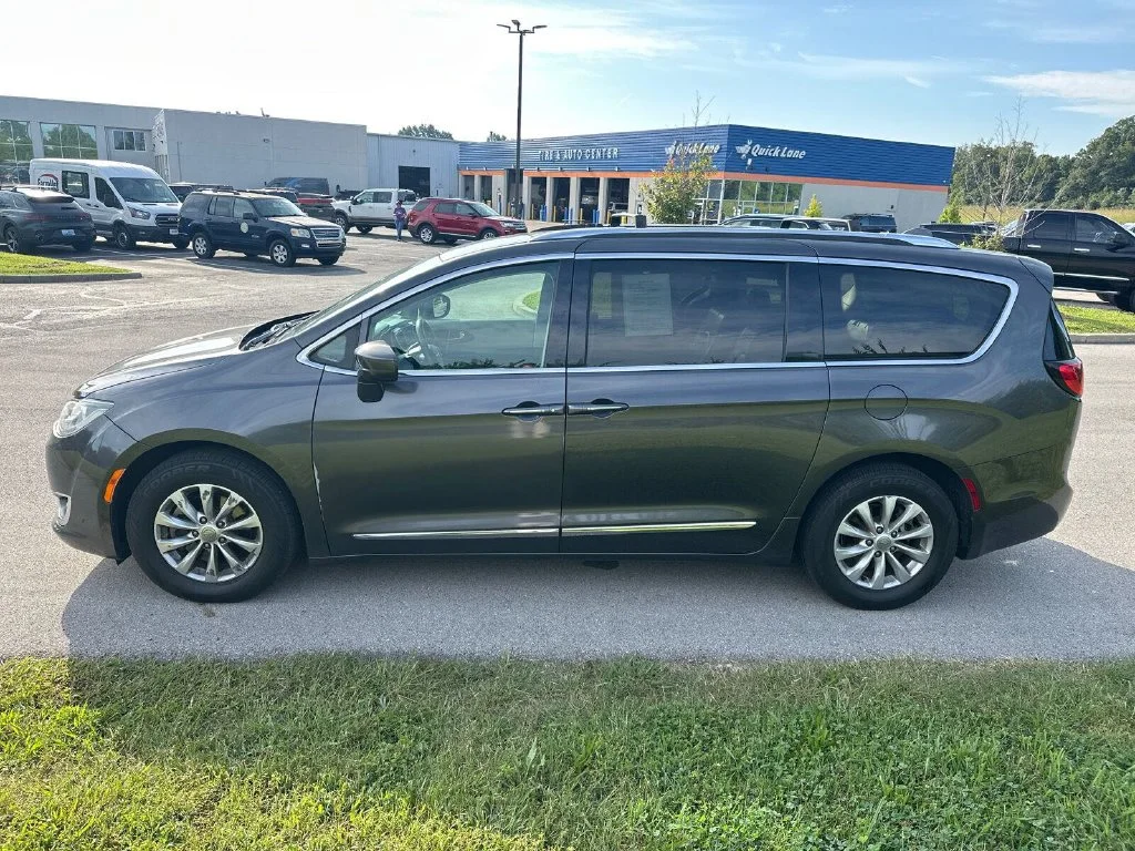 Used 2019 Gray Chrysler Touring L image 9