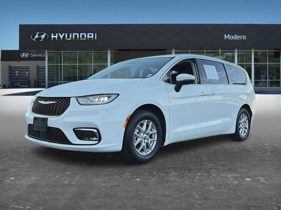 2023 Chrysler Pacifica Touring L's photo