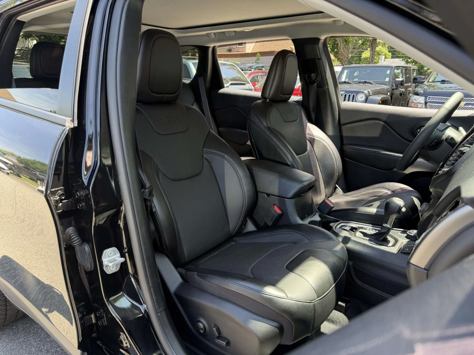 Used 2022 Black Jeep Limited image 11