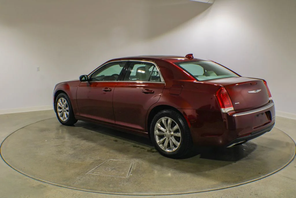Used 2015 Velvet Chrysler Limited image 3