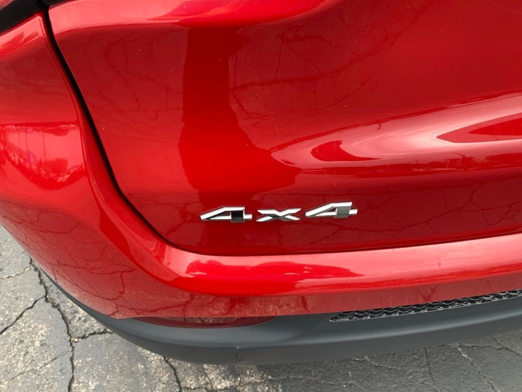 Used 2019 Redline Pearlcoat Jeep Latitude image 9