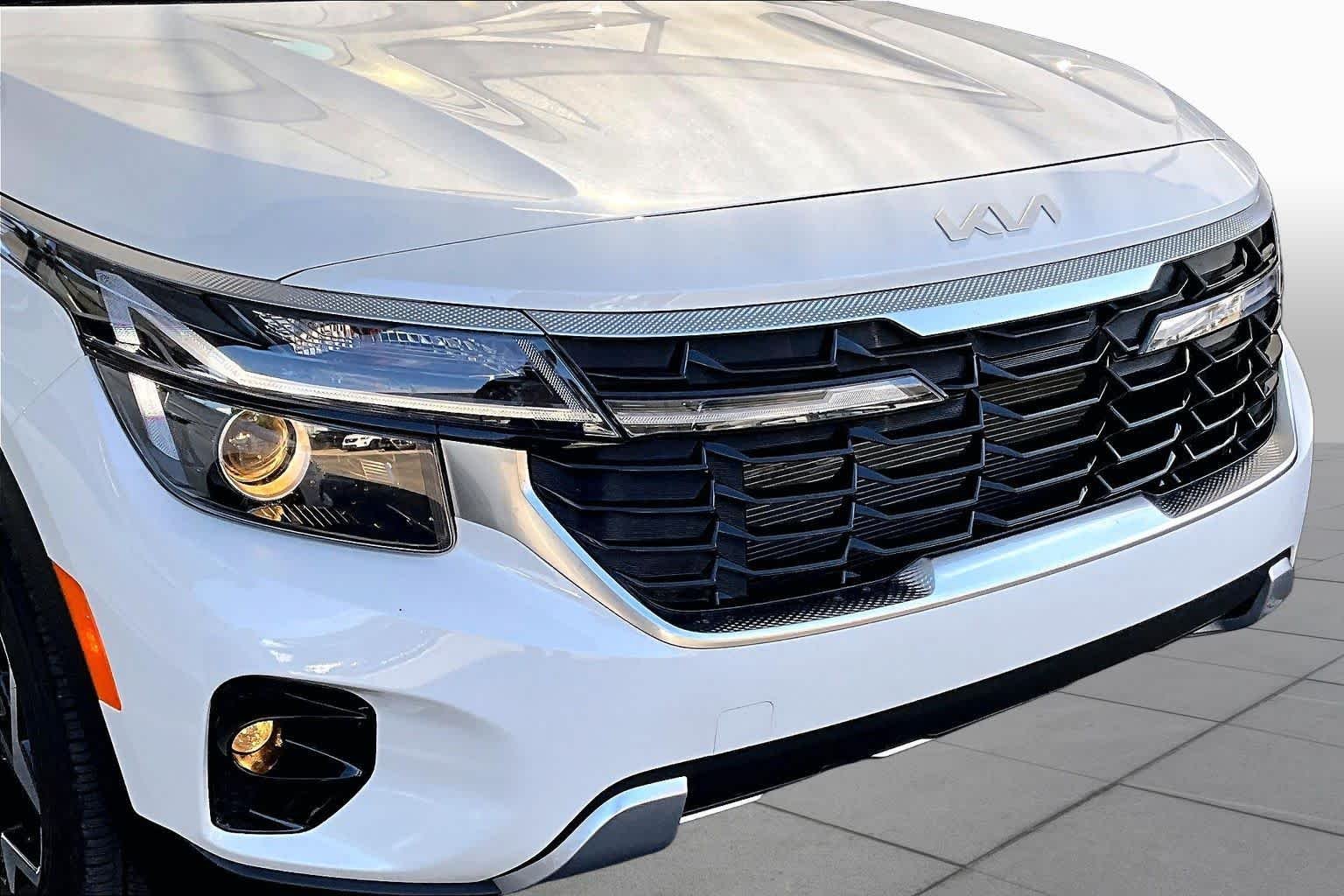 Used 2026 Snow White Pearl Kia EX image 30