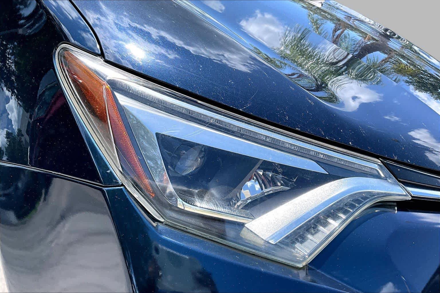 Used 2018 Galactic Aqua Mica Toyota Limited image 28