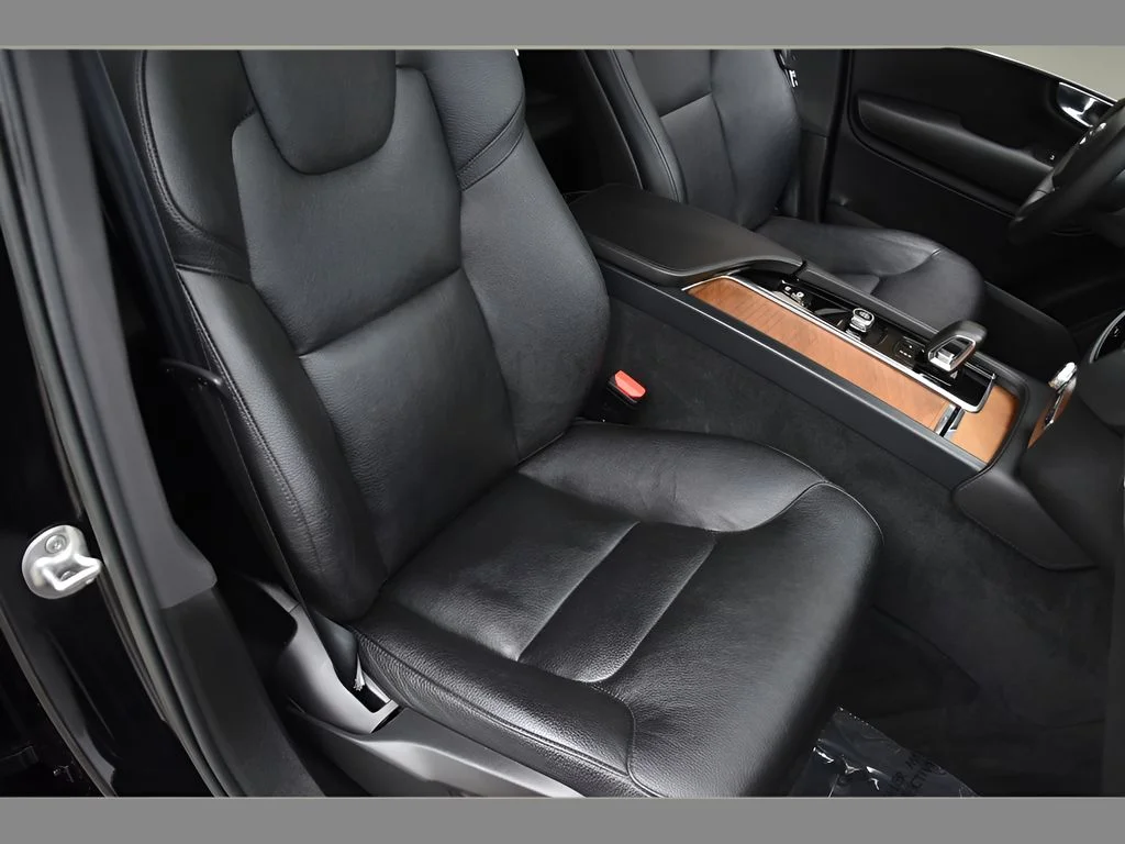 Certified Used 2023 Onyx Black Metallic Volvo Plus image 33