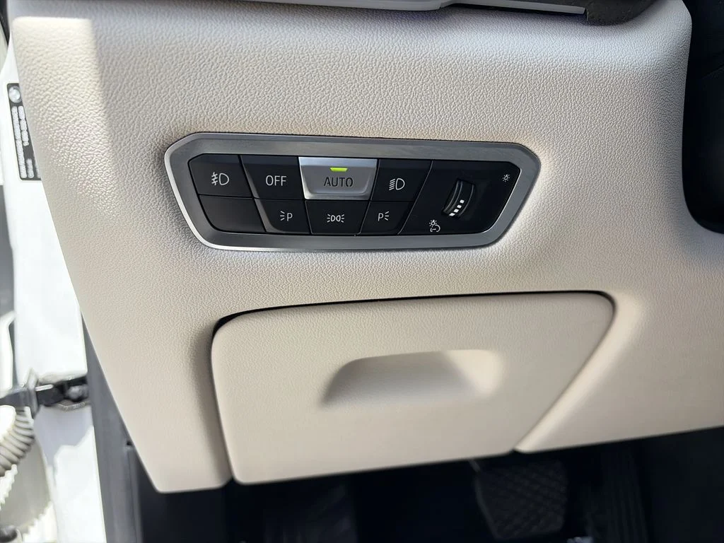Used 2020 White BMW sDrive40i image 19