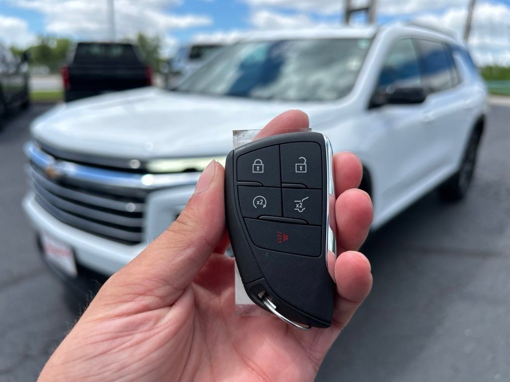 Used 2025 Summit White Chevrolet LT image 43