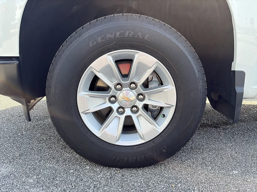 Used 2025 Summit White Chevrolet  image 9