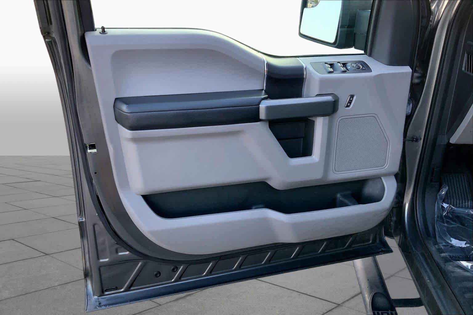 Used 2016 Magnetic Metallic Ford XLT image 20