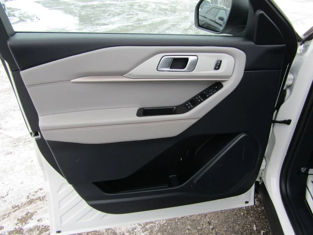 Used 2025 Star White Ford Active image 24