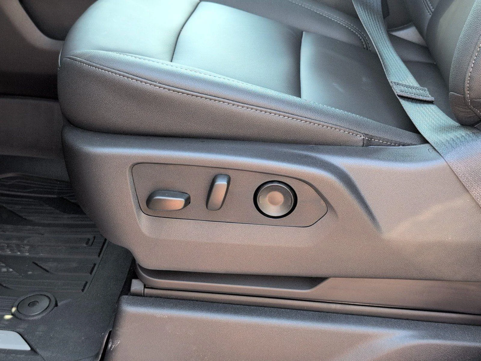 New 2026 Summit White GMC Elevation image 17