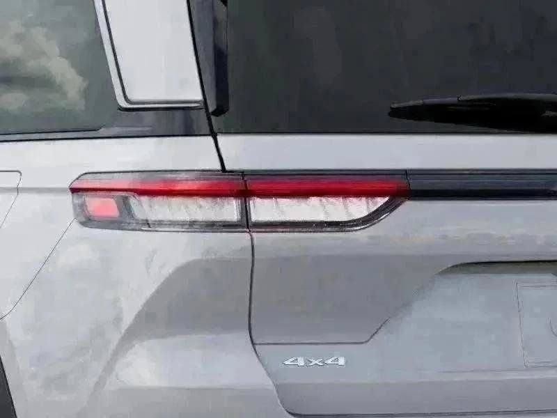 New 2026 Bright White Clear-Coat Exterior Paint Jeep Limited image 26