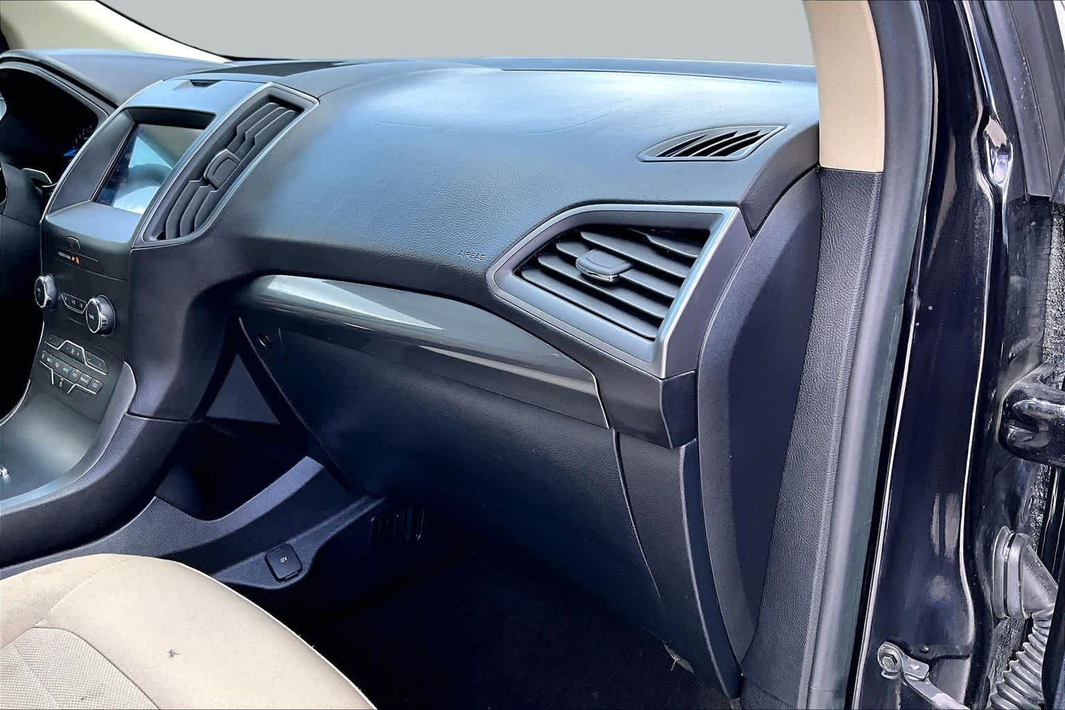 Used 2020 Agate Black Ford SE image 17