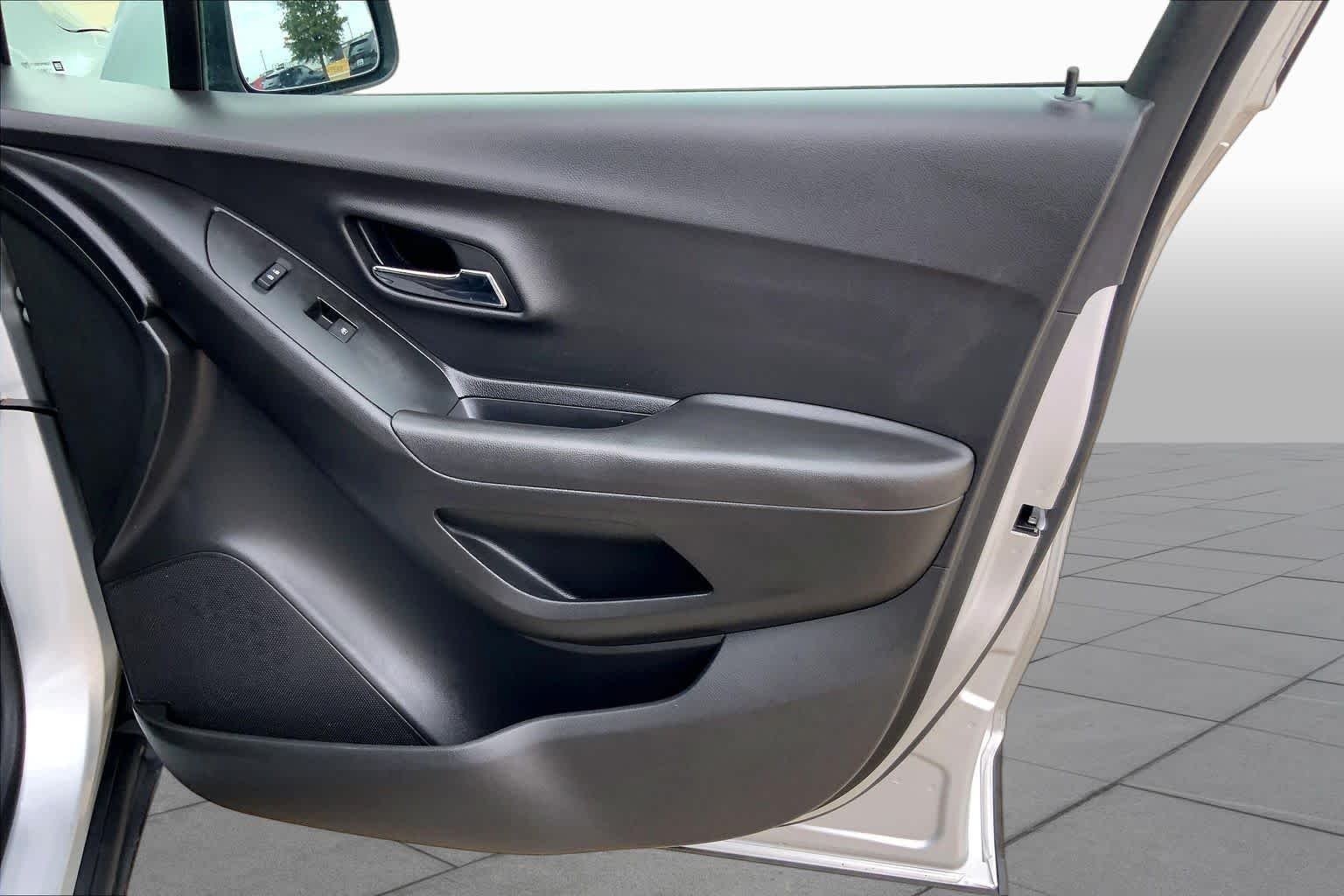 Used 2019 Silver Ice Metallic Chevrolet LT image 22