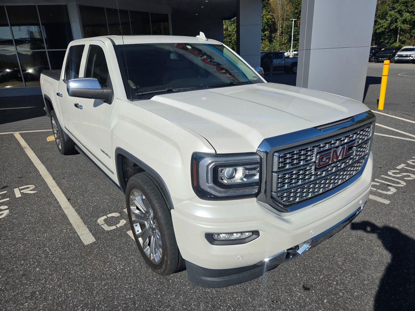Used 2017 WHITE FROST TRICOAT GMC Denali image 3