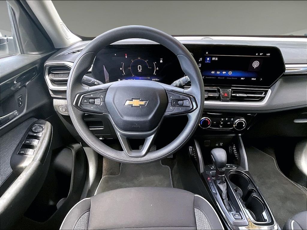 Used 2025 White Chevrolet LT image 17