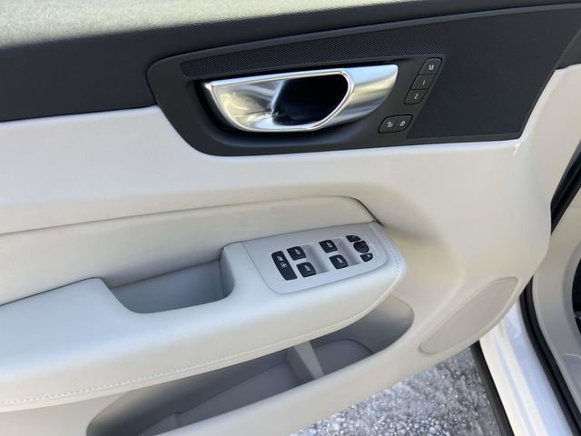 2025 Volvo XC60 Plus - Photo 16